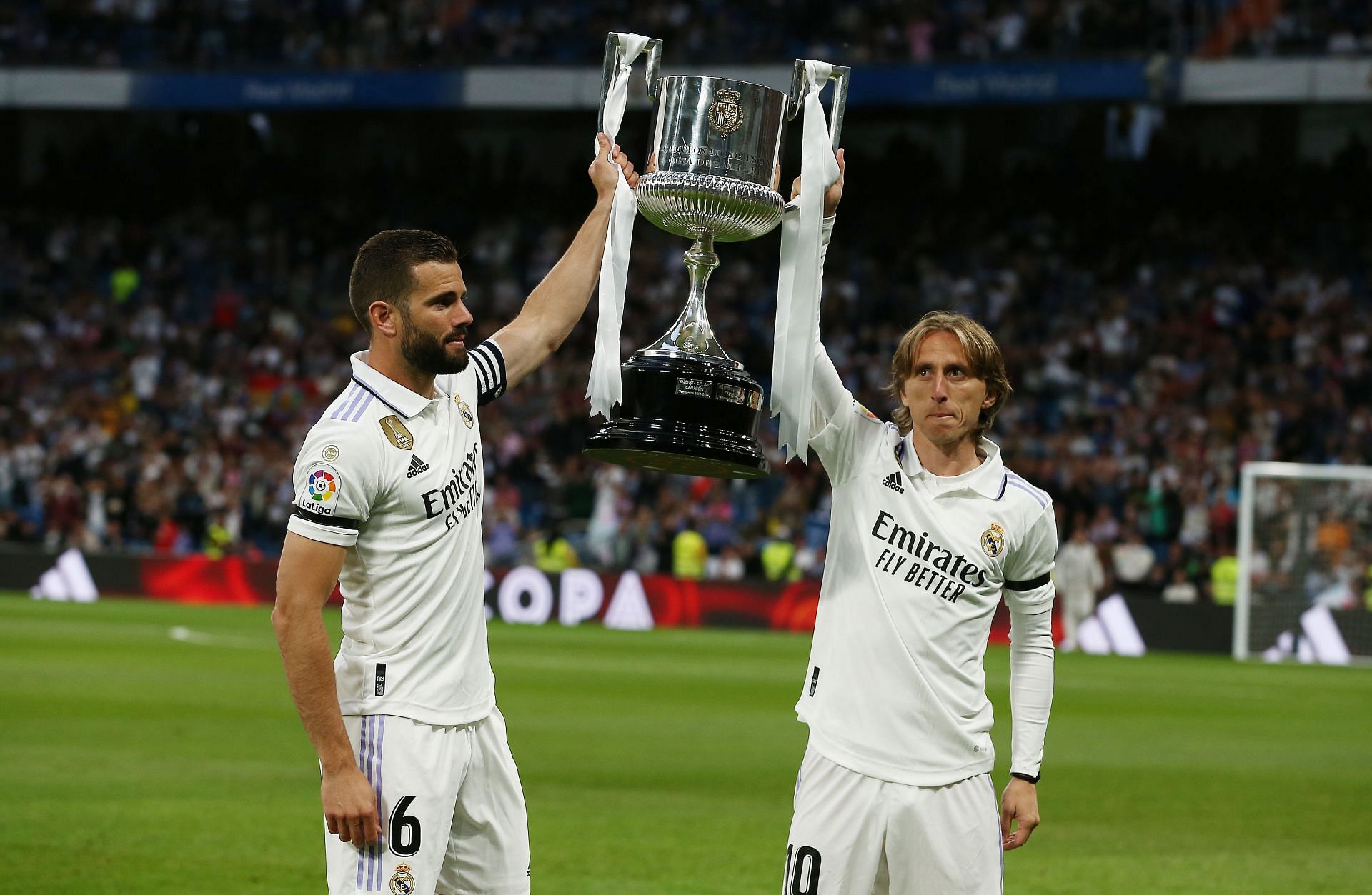 لوكا مودريتش (يمين) يريد البقاء في ريال مدريد.